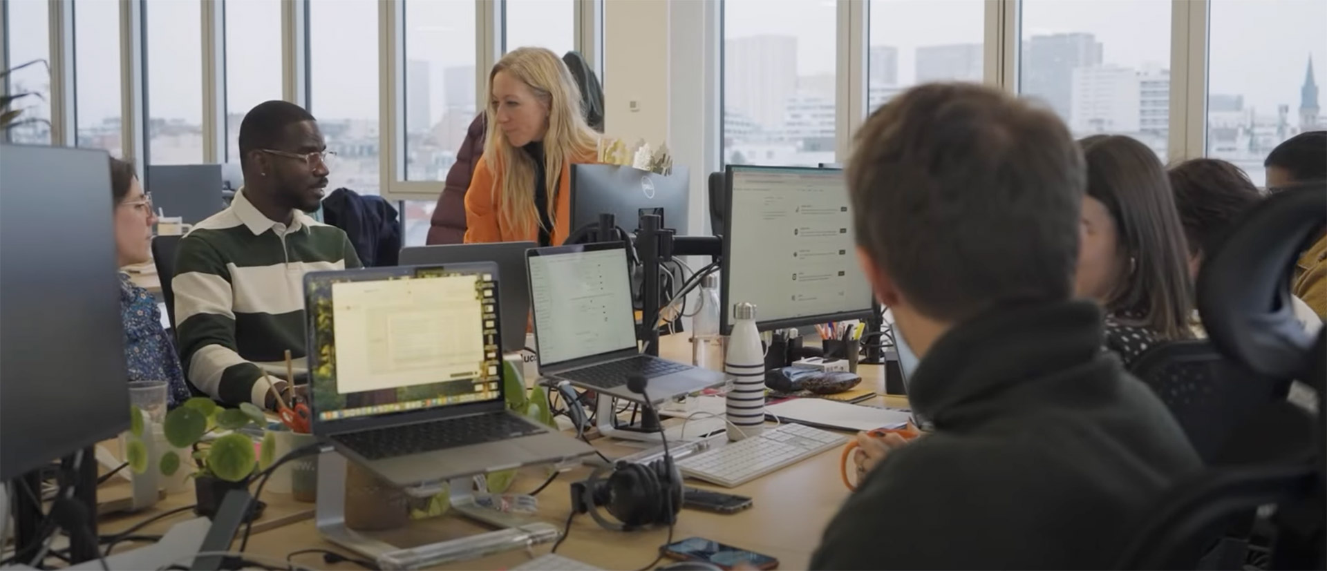 personnes-au-bureau-open-space